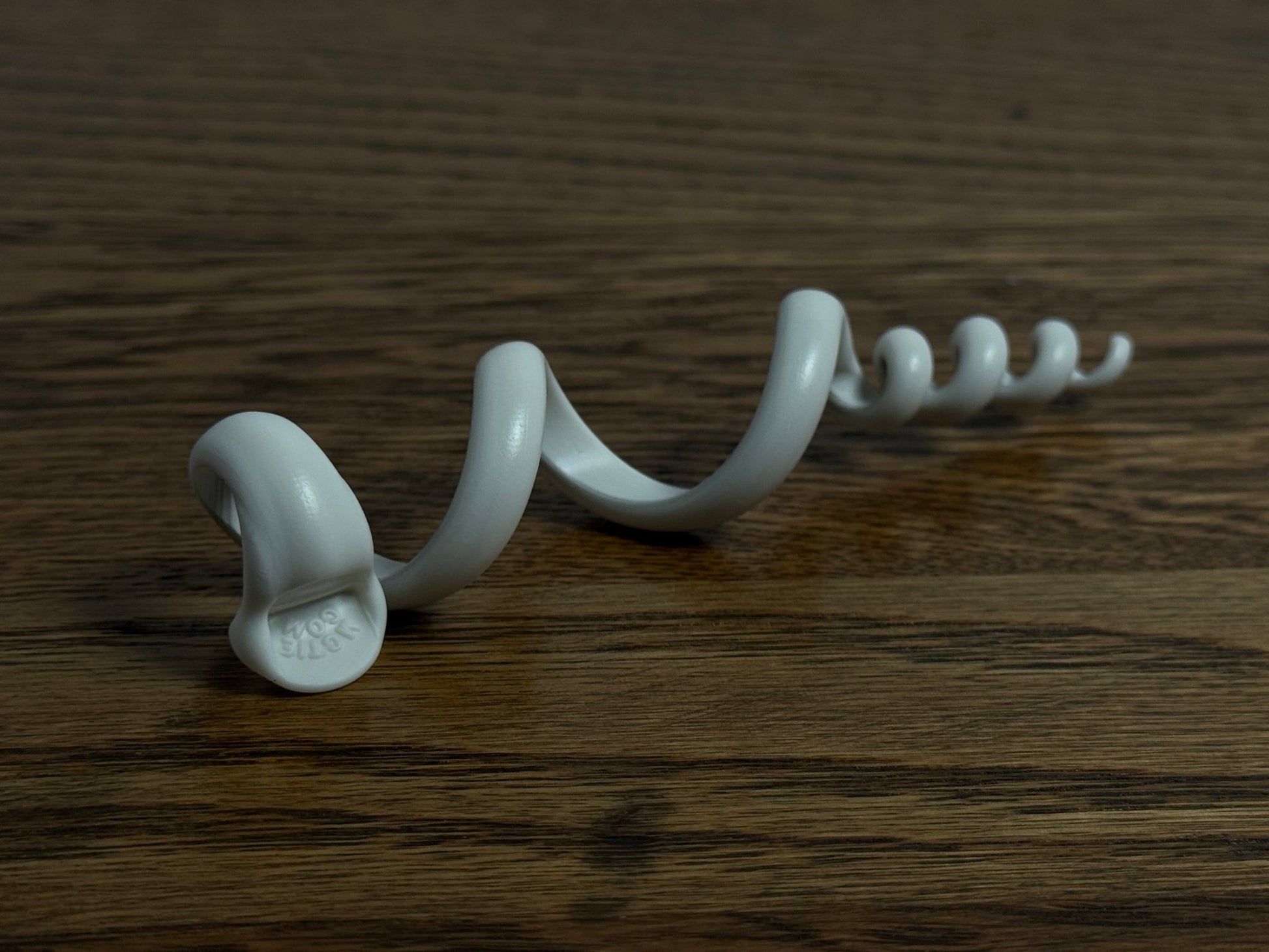 Medium Kurlyties - The Guitar Man, white, unwrapped