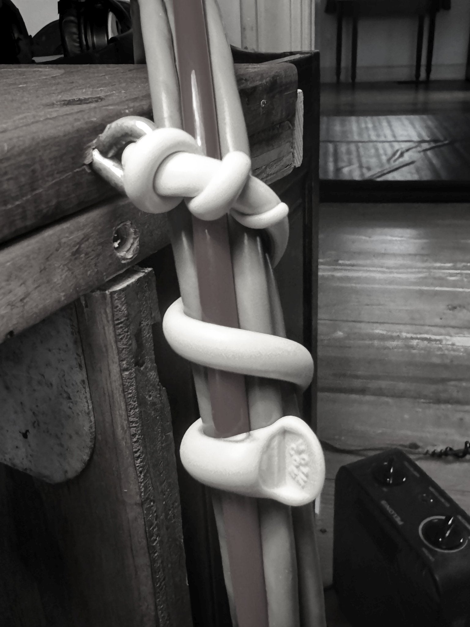 Medium Kurlyties - The Guitar Man, white, wrapped